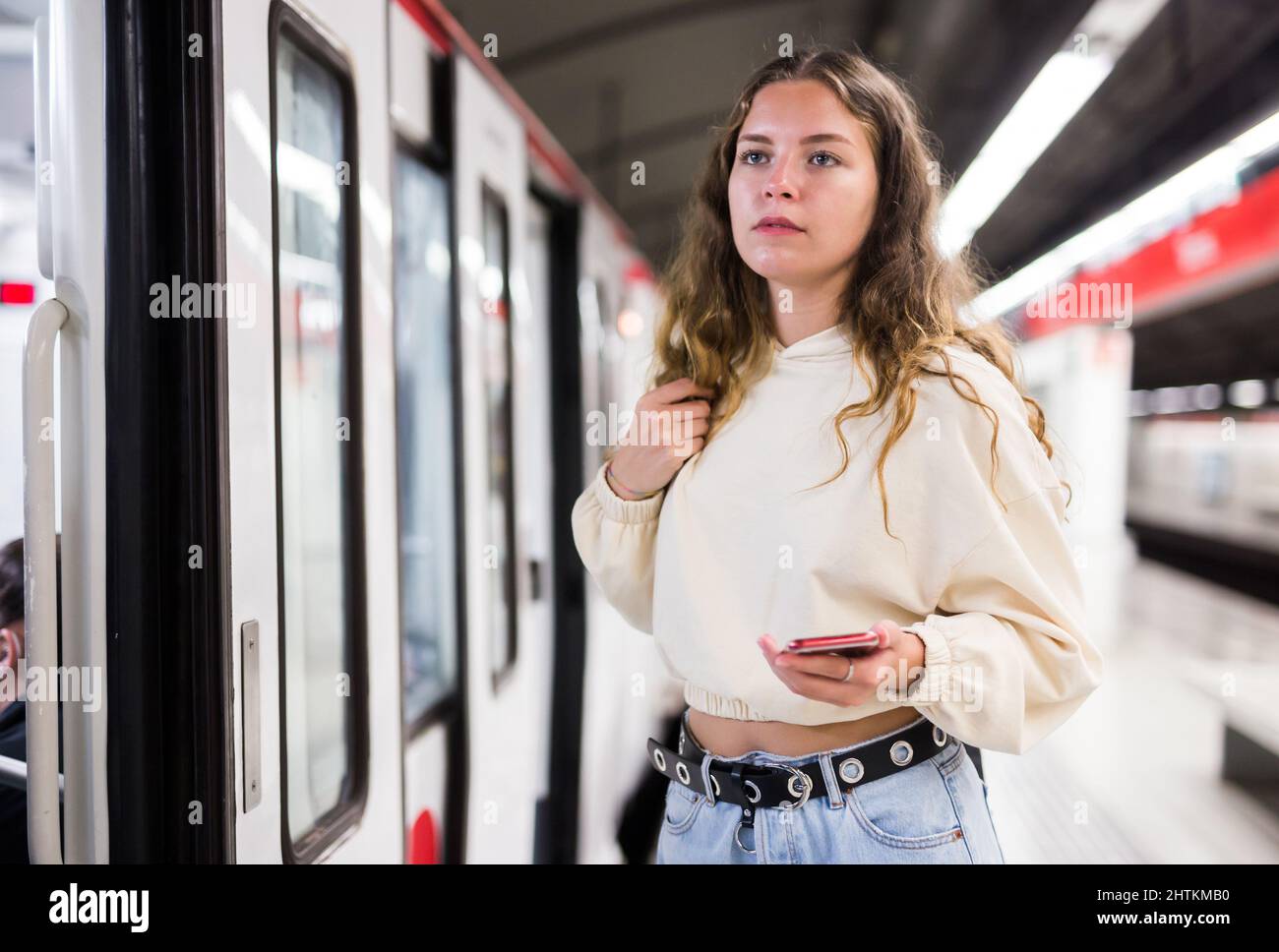 Femme entrant dans le métro Banque de photographies et d'images à haute  résolution - Alamy