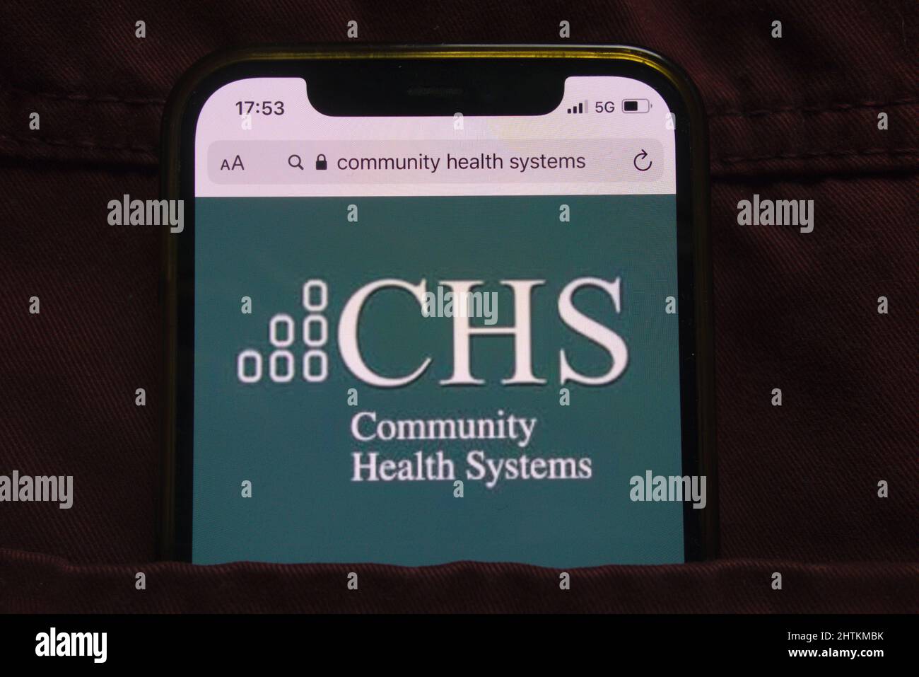 KONSKIE, POLOGNE - 27 février 2022 : logo de Community Health Systems Inc affiché sur un téléphone mobile caché dans une poche de jeans Banque D'Images