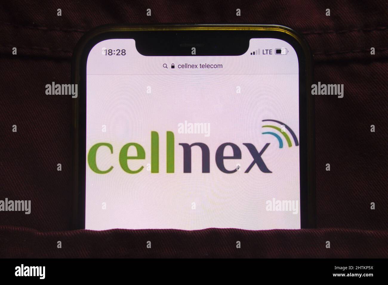KONSKIE, POLOGNE - 27 février 2022 : le logo Cellnex Telecom sa est affiché sur un téléphone mobile caché dans une poche de jeans Banque D'Images