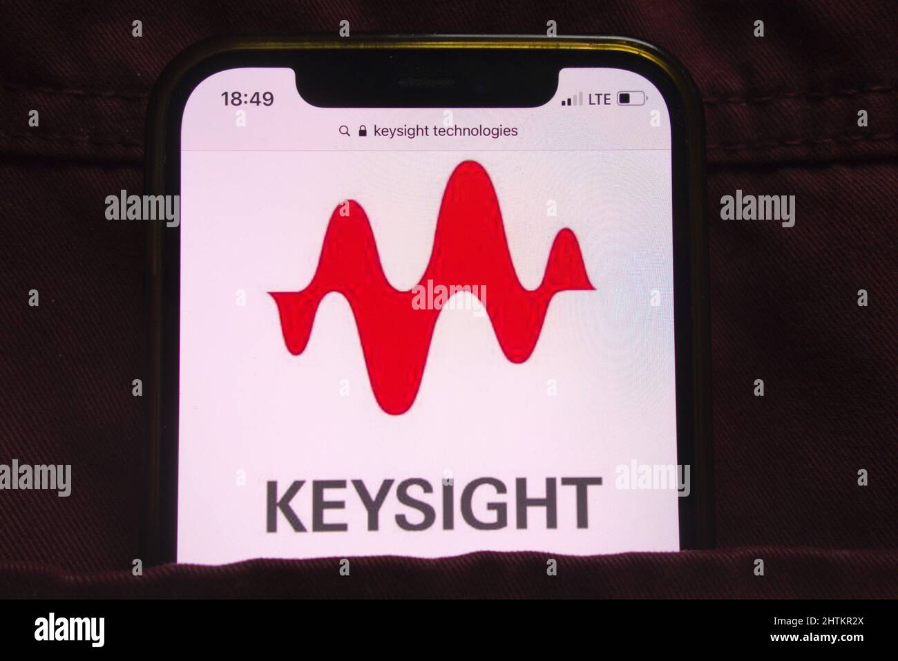 KONSKIE, POLOGNE - 27 février 2022 : logo Keysight technologies Inc affiché sur un téléphone mobile caché dans une poche de jeans Banque D'Images