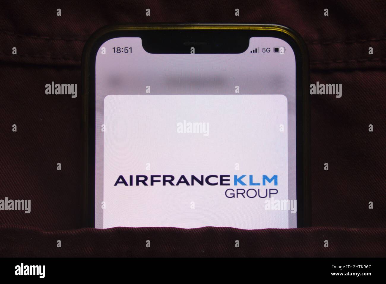 KONSKIE, POLOGNE - 27 février 2022 : logo du groupe Air France KLM affiché sur un téléphone mobile caché dans une poche de jeans Banque D'Images