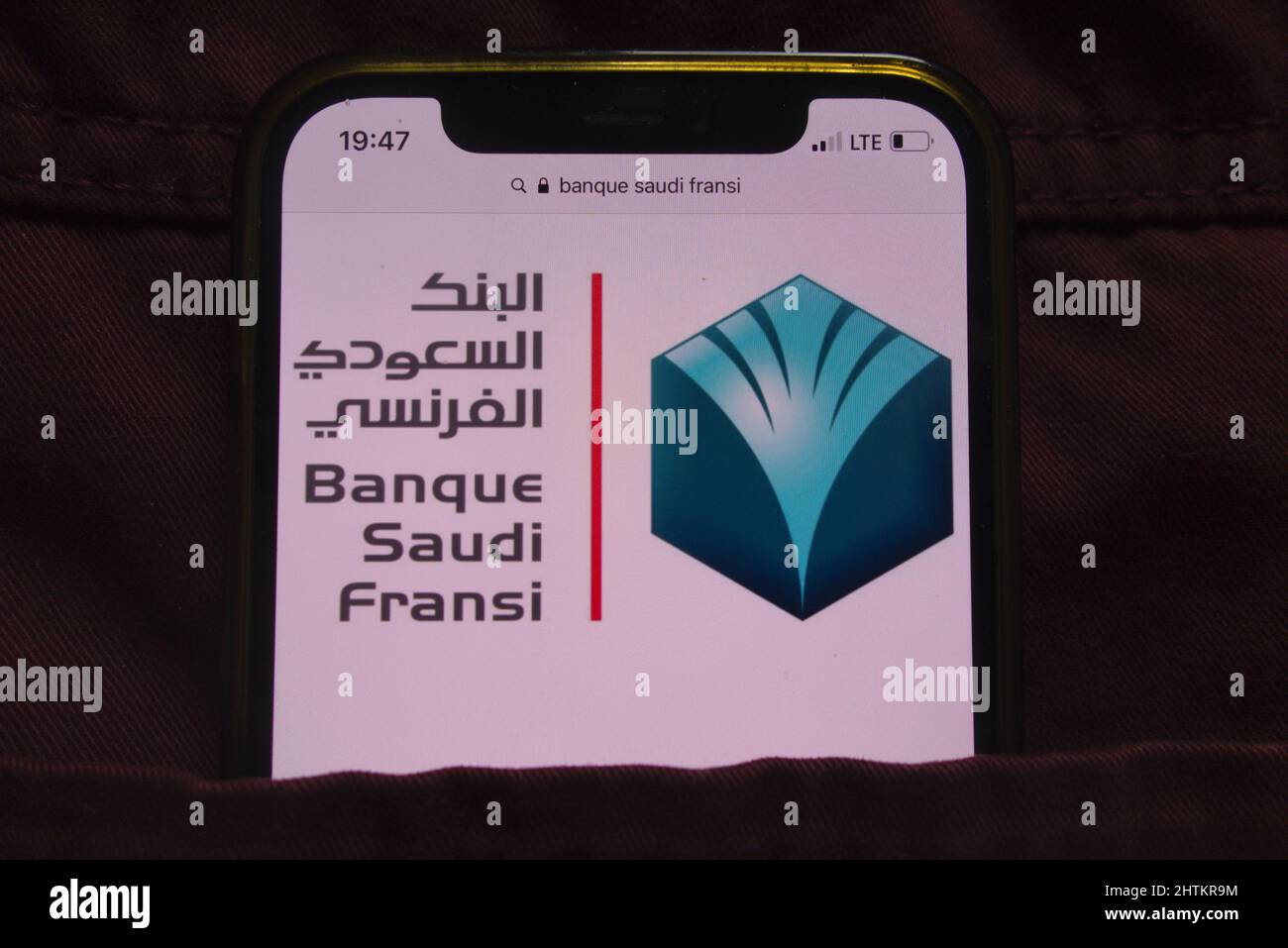 KONSKIE, POLOGNE - 27 février 2022 : logo de la Banque Saudi Fransi affiché sur un téléphone mobile caché dans une poche de jeans Banque D'Images