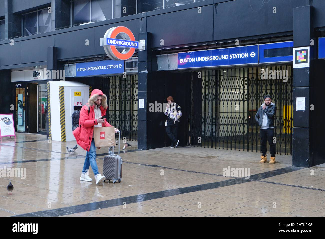 Londres, Royaume-Uni, 1st mars 2022. Les membres du public passent devant la station de métro Euston qui a fermé ses portes tandis que les visiteurs et les navetteurs ont trouvé d'autres moyens de terminer leur voyage cet après-midi, à pied, en bus, en taxi ou à vélo, dans le cadre d'une grève des chauffeurs de métro qui affecte tous les services pendant 24 heures. La grève organisée par le syndicat RMT au sujet de menaces de 600 pertes d'emplois et de réductions de pensions a permis à 10 000 employés de se retirer. Crédit : onzième heure Photographie/Alamy Live News Banque D'Images