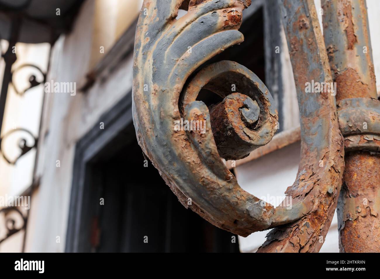 Élément de décoration en métal forgé, détails de décoration rouillés d'une ancienne maison de séjour à Saint-Pétersbourg, Russie Banque D'Images