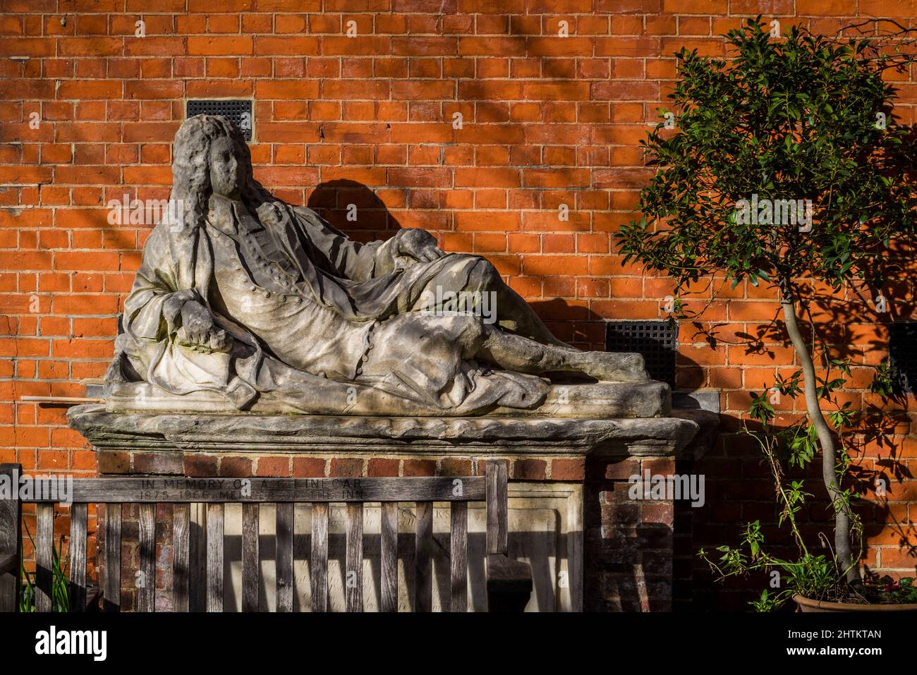 Statue portée d'une figure inclinable du 18th siècle, quartier du Temple, Londres, Angleterre, Royaume-Uni Banque D'Images