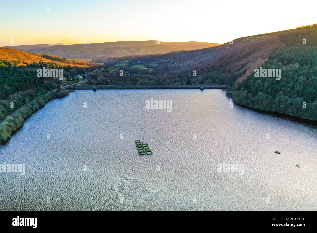 Vue aérienne du réservoir Ladybower par drone Banque D'Images