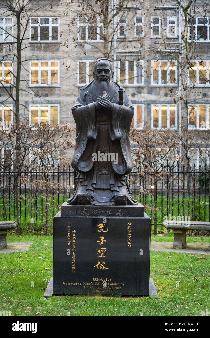 'Green rooms' du jardin de la bibliothèque avec la statue de Confucius dans le bâtiment de la bibliothèque de Maughan, la principale bibliothèque de recherche universitaire du King's College Lond Banque D'Images