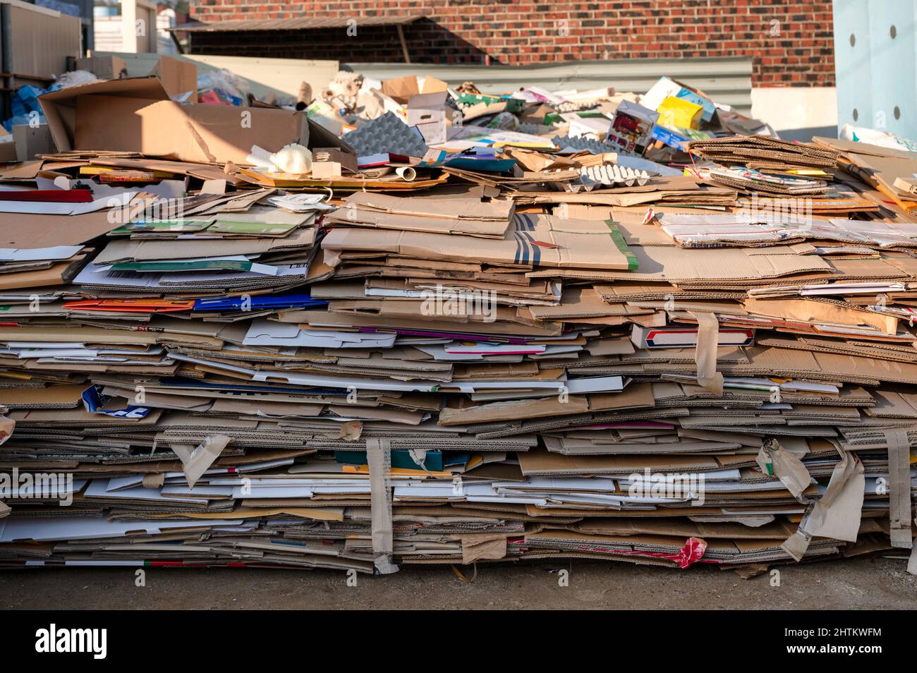 Pile de carton et boîte en papier usagés pliés entreposées pour recyclage Banque D'Images