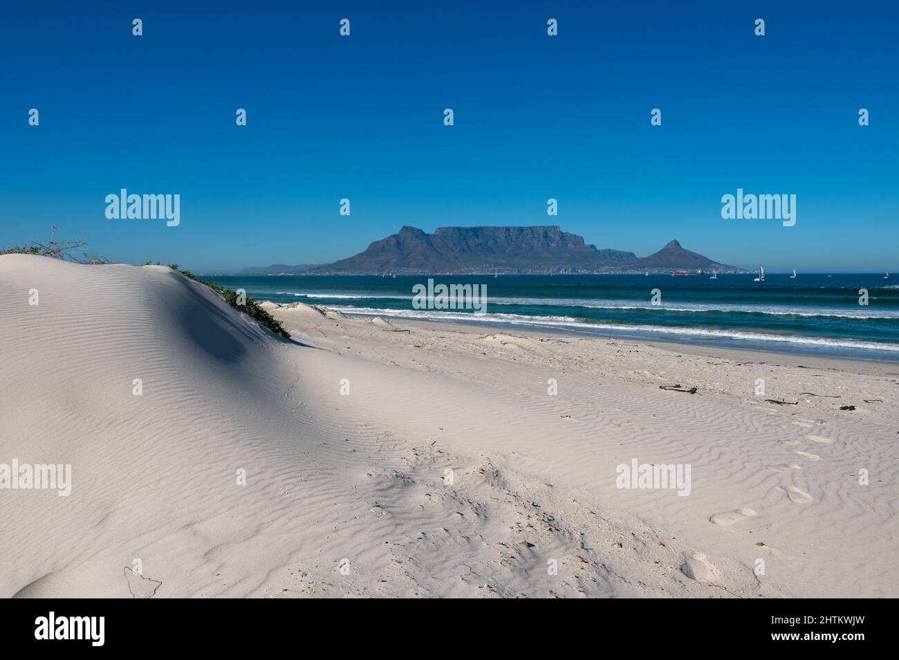 Plage de Bloubergstrand avec vue sur la montagne de la Table au Cap Banque D'Images
