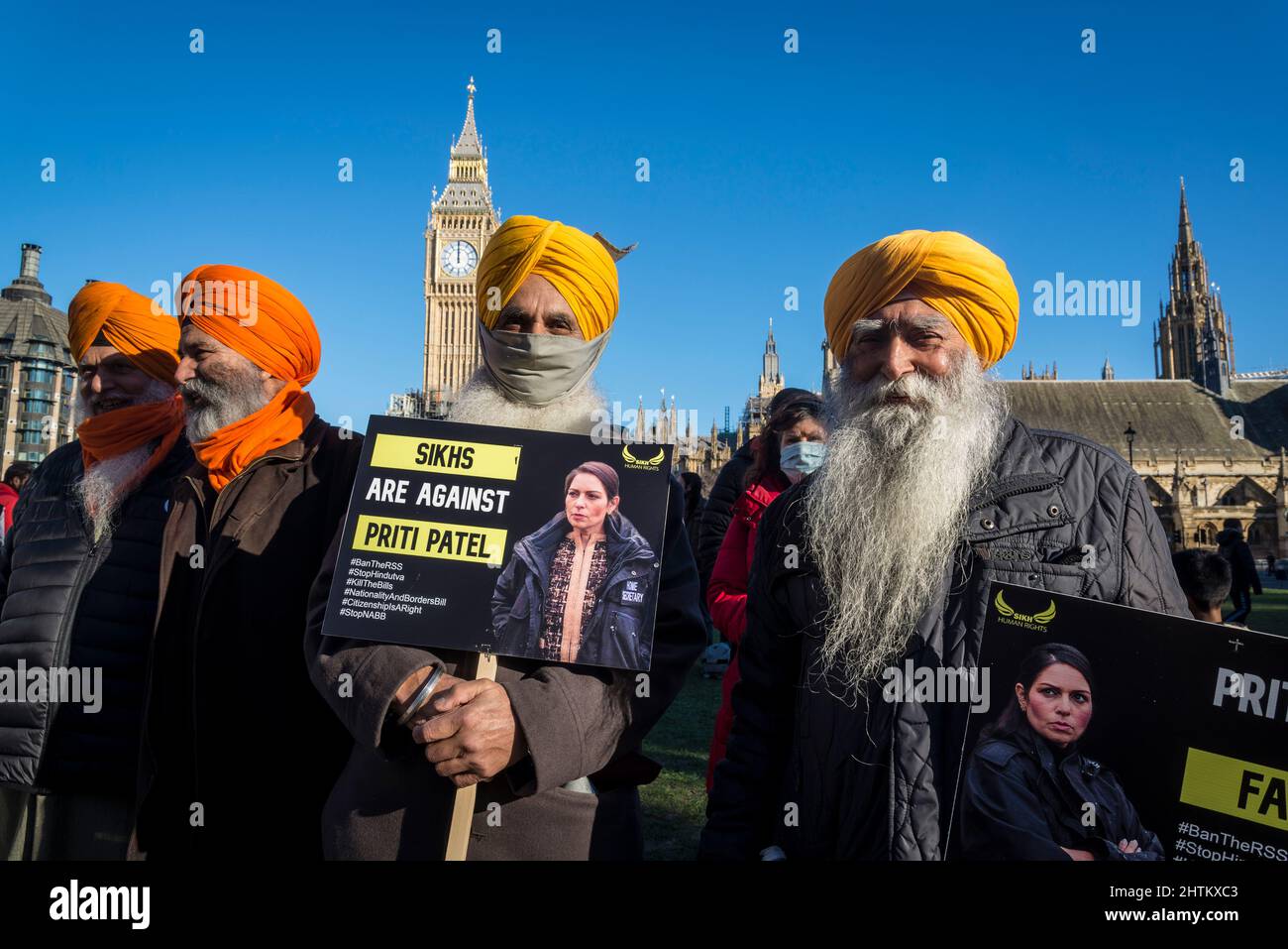 Les manifestants sikh détiennent des pancartes contre Priti Patel et le projet de loi sur la nationalité et les frontières, Parliament Square, Londres, Royaume-Uni, 27th février 2022 Banque D'Images