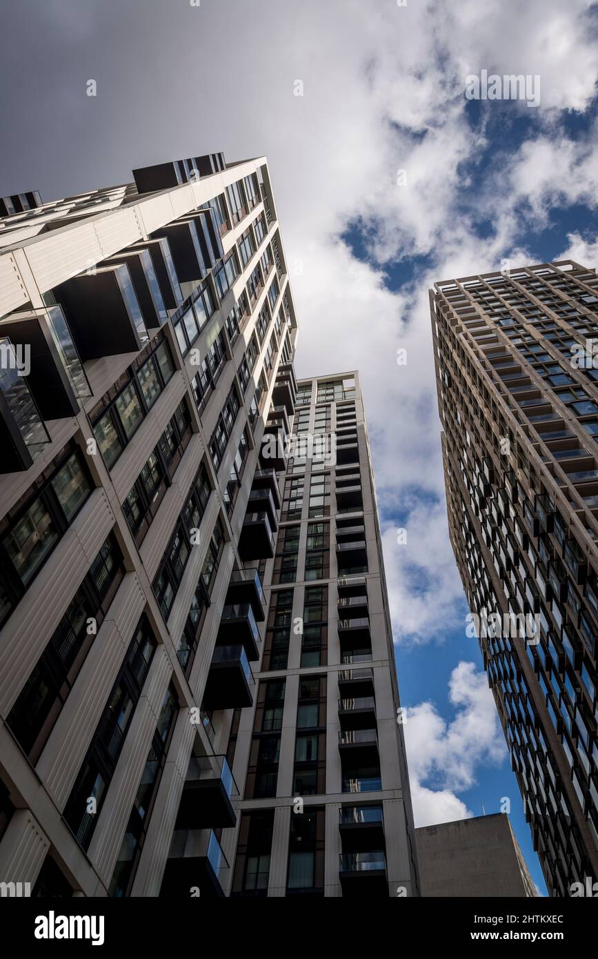 Nouveau développement à usage mixte de luxe comprenant des appartements, des bureaux et des espaces de vente au détail, Southbank place, Londres, Angleterre, Royaume-Uni Banque D'Images