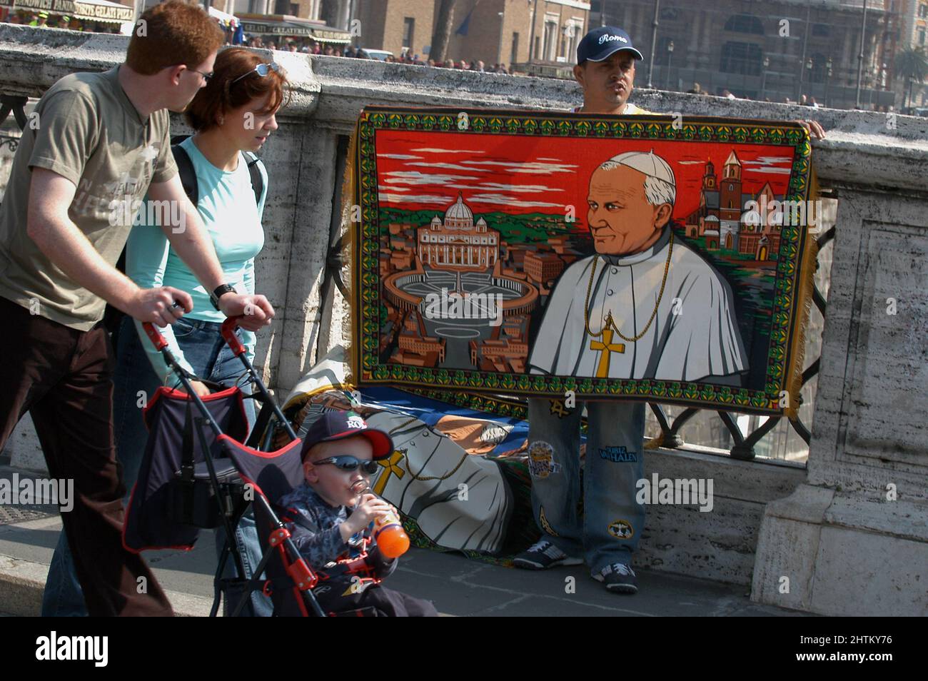 Rome, Italie 06/04/2005: Un vendeur de rue vend un tissu avec l'image du Pape Wojtyla. ©Andrea Sabbadini Banque D'Images