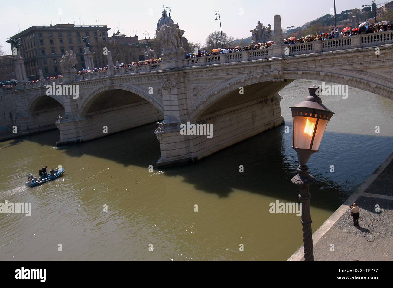 Rome, Italie 06/04/2005: Fidèle sur le pont Sant'Angelo à l'occasion de la mort du Pape Wojtyla. ©Andrea Sabbadini Banque D'Images Rome, Italie 06/04/2005: Fidèle sur le pont Sant'Angelo à l'occasion de la mort du Pape Wojtyla. ©Andrea Sabbadini Banque D'Images