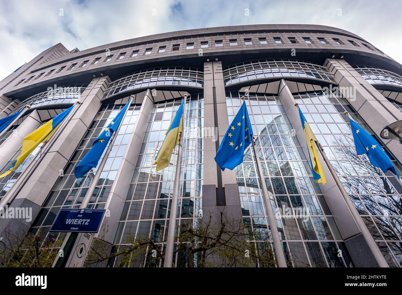 L'Ukraine et les drapeaux européens ensemble en dehors du Parlement européen Banque D'Images