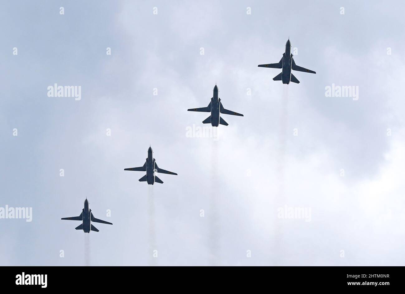 Kiev, Ukraine - 24 août 2021 : avions de la Force aérienne ukrainienne su-24M Fencer dans le ciel au-dessus de Kiev pendant la parade de l'indépendance de l'Ukraine Banque D'Images