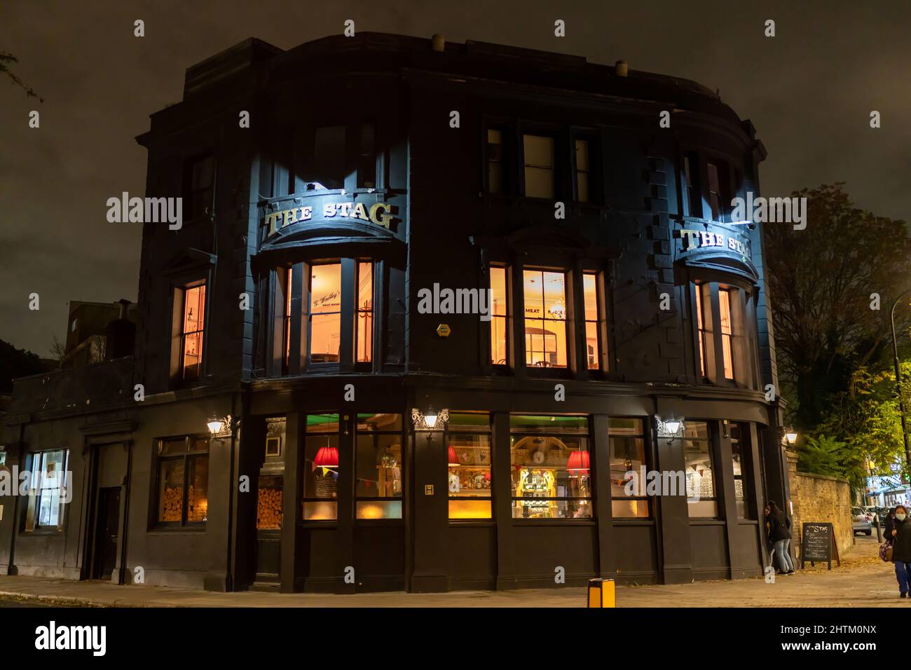 Gros plan sur le Stag Pub la nuit dans le nord de Londres Banque D'Images