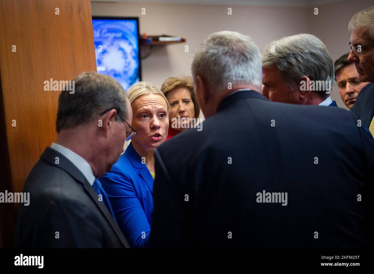 Nosivka, Ukraine. 1st mars 2022. Le représentant des États-Unis Victoria Spartz (républicain de l'Indiana), à gauche, s'entretient avec le chef de la minorité de la Chambre des représentants des États-Unis Kevin McCarthy (républicain de la Californie) dans une pièce latérale avant une conférence de presse de la direction de la Chambre des représentants du parti républicain sur la situation en Ukraine et le président des États-Unis Joe Bidenâs prochain discours sur l'état de l'Union, Dans l'immeuble Rayburn House à Washington, DC, le mardi 1 mars 2022. Spartz est né à Nosivka, en Ukraine. Credit: Rod Lamkey/CNP/dpa/Alay Live News Banque D'Images