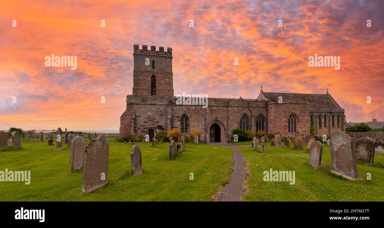 Église paroissiale de St Aiden, Bamburgh, Northumberland, Royaume-Uni - un bâtiment classé de catégorie I. Banque D'Images