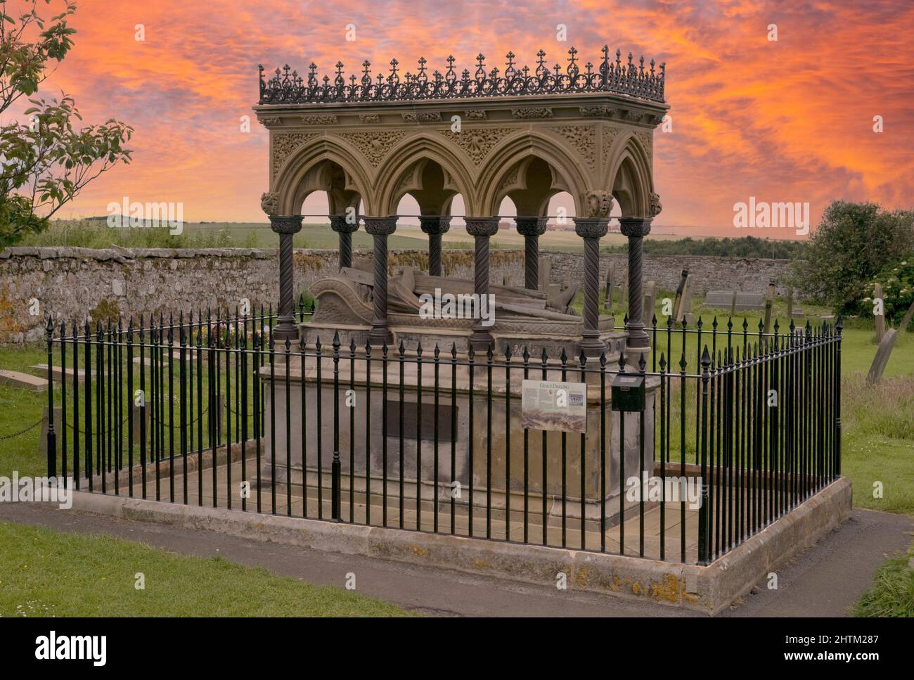 Monument à baldaquin en l'honneur de l'héroïne Grace Darling dans le cimetière de l'église paroissiale de St Aidan à Bamburgh, Northumberland, Royaume-Uni Banque D'Images