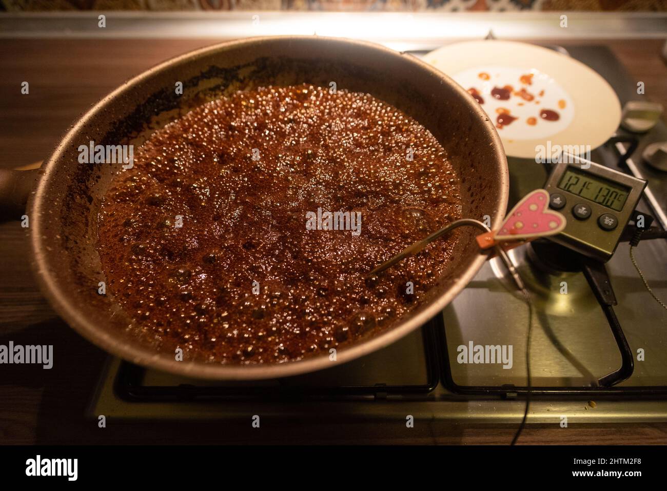 Faire de la confiserie belge chez soi. Le sucre de bonbons belge est un  authentique sucre de bière cristallisé. Son utilisation augmente l'alcool  et éclaircit le corps Photo Stock - Alamy