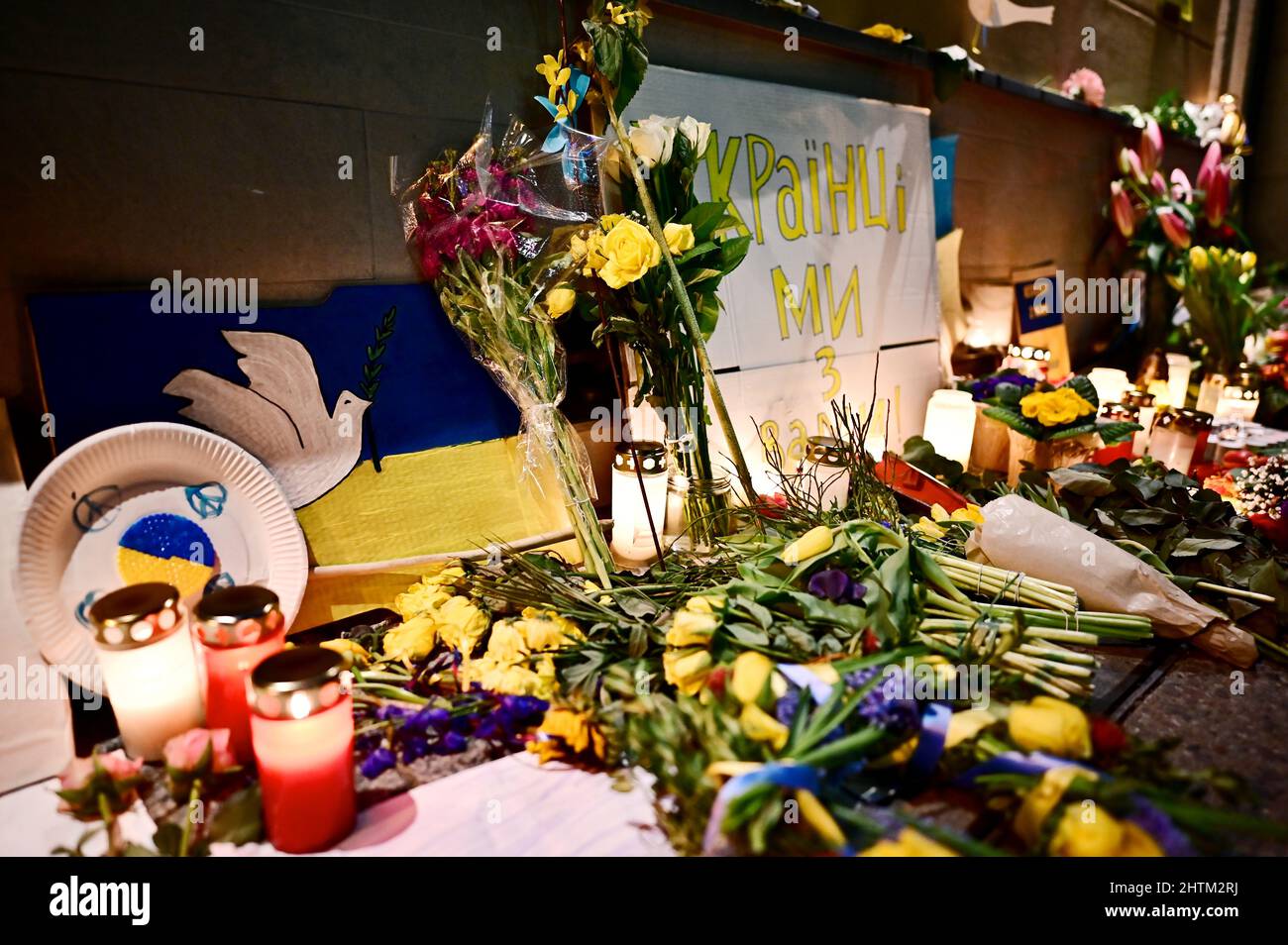 Berlin, Allemagne. 01st mars 2022. Devant l'ambassade d'Ukraine, les gens ont posé de nombreuses fleurs, dessins, bougies et messages textuels pour montrer leur solidarité et leur sympathie pour l'Ukraine. Credit: Fabian Sommer/dpa/Alay Live News Banque D'Images