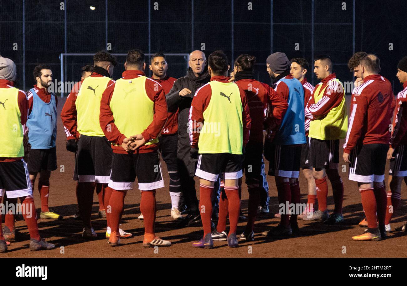 01 mars 2022, Basse-Saxe, Osnabrück: L'ancien joueur international de football Mario Basler (M) est sur le terrain d'entraînement des joueurs de SC Türkgücü Osnabrück. Basler est le nouvel entraîneur du club de ligue de district. L'homme de 53 ans avait annoncé en février qu'il allait reprendre le poste après avoir perdu un pari. Photo: Friso Gentsch/dpa Banque D'Images