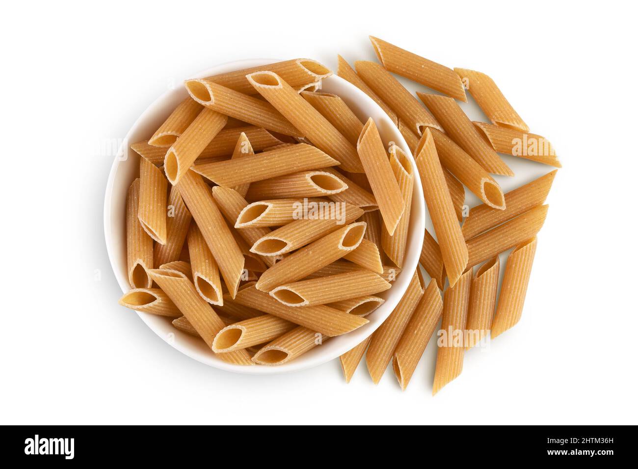 Pâtes de penne Wolegrain de blé dur isolées sur fond blanc avec passe-cheveux et pleine profondeur de champ. Vue de dessus. Pose à plat, Banque D'Images