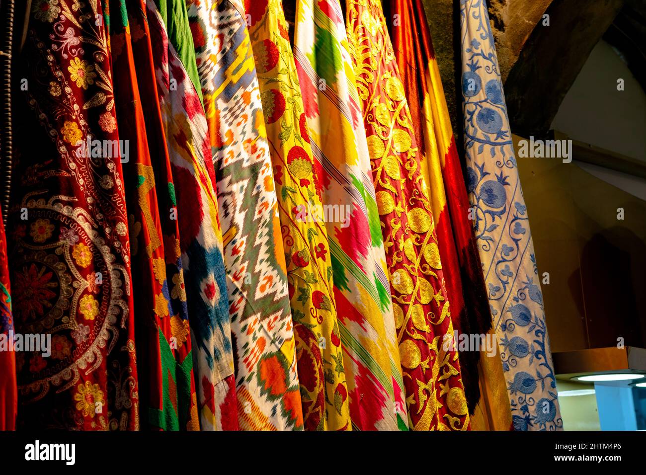 Foulards ou châles colorés dans une boutique du Grand Bazar à Istanbul. Boutiques du Grand Bazar. Bruit inclus. Banque D'Images