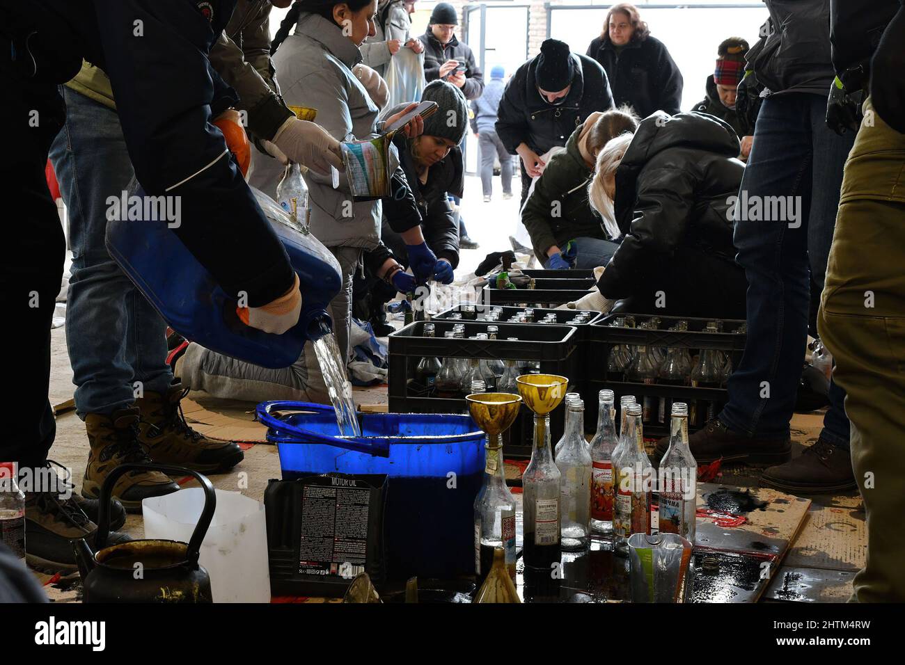 Les citoyens locaux sont vus faire le cocktail Molotov, pour la protection de Kramatorsk. Le président russe Vladimir Poutine a ordonné l'intervention militaire le 24 février, quelques jours après avoir reconnu deux enclaves séparatistes dans l'est de l'Ukraine. Il a affirmé que Moscou n'avait aucun plan pour occuper le pays voisin mais voulait "démilitariser" et "dénaziser" l'Ukraine. Le président ukrainien Volodymyr Zelenskyy a accusé la Russie d'essayer d'installer un gouvernement fantoche et a déclaré que les Ukrainiens défendront leur pays contre l'agression russe. Banque D'Images