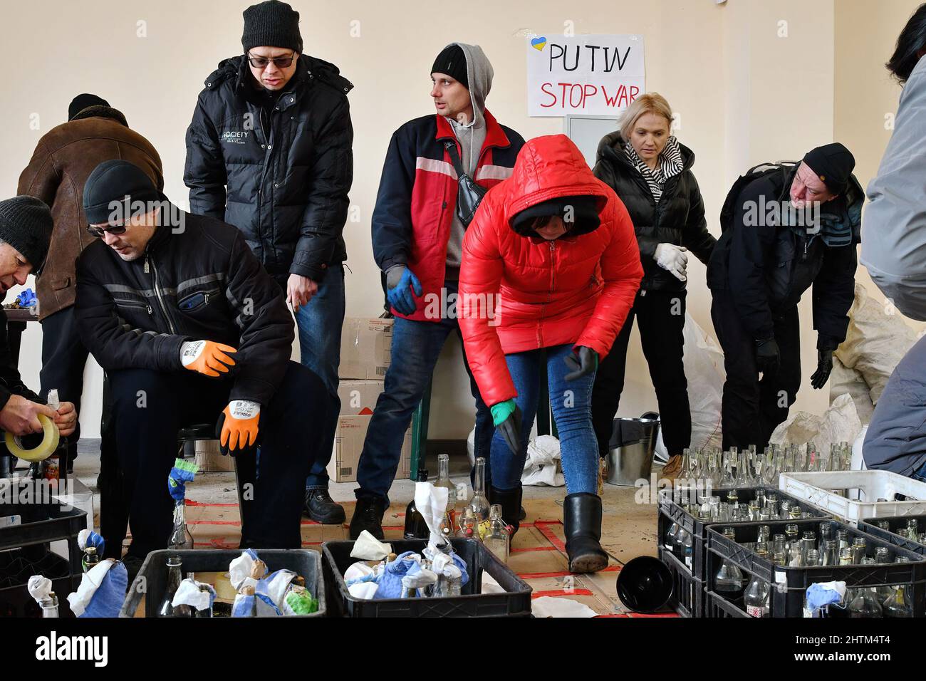 Les citoyens locaux sont vus faire le cocktail Molotov, pour la protection de Kramatorsk. Le président russe Vladimir Poutine a ordonné l'intervention militaire le 24 février, quelques jours après avoir reconnu deux enclaves séparatistes dans l'est de l'Ukraine. Il a affirmé que Moscou n'avait aucun plan pour occuper le pays voisin mais voulait "démilitariser" et "dénaziser" l'Ukraine. Le président ukrainien Volodymyr Zelenskyy a accusé la Russie d'essayer d'installer un gouvernement fantoche et a déclaré que les Ukrainiens défendront leur pays contre l'agression russe. Banque D'Images