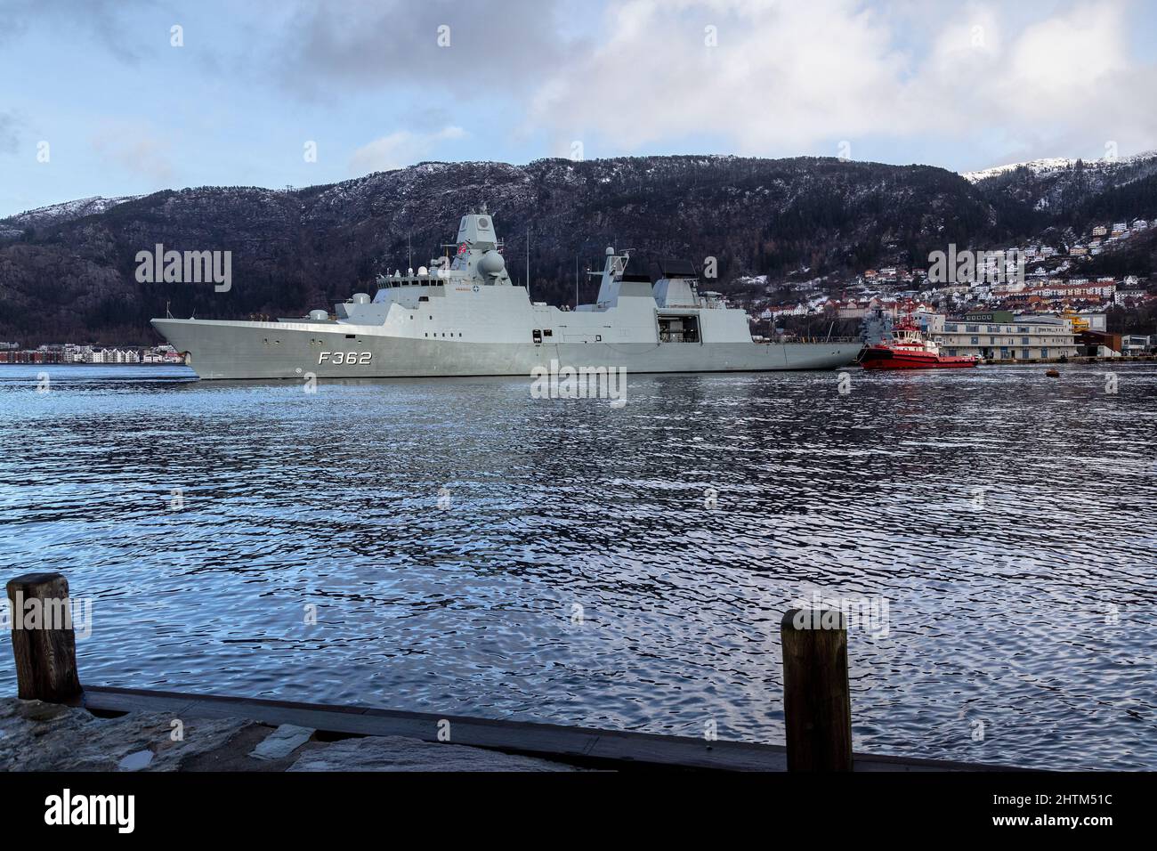 Frégate de classe Huitfeldt danoise F362 HDMS Peter Willemoes à Byfjorden, au large du port de Bergen, en Norvège. Remorqueur BB Coaster assister. Une pluie sombre Banque D'Images