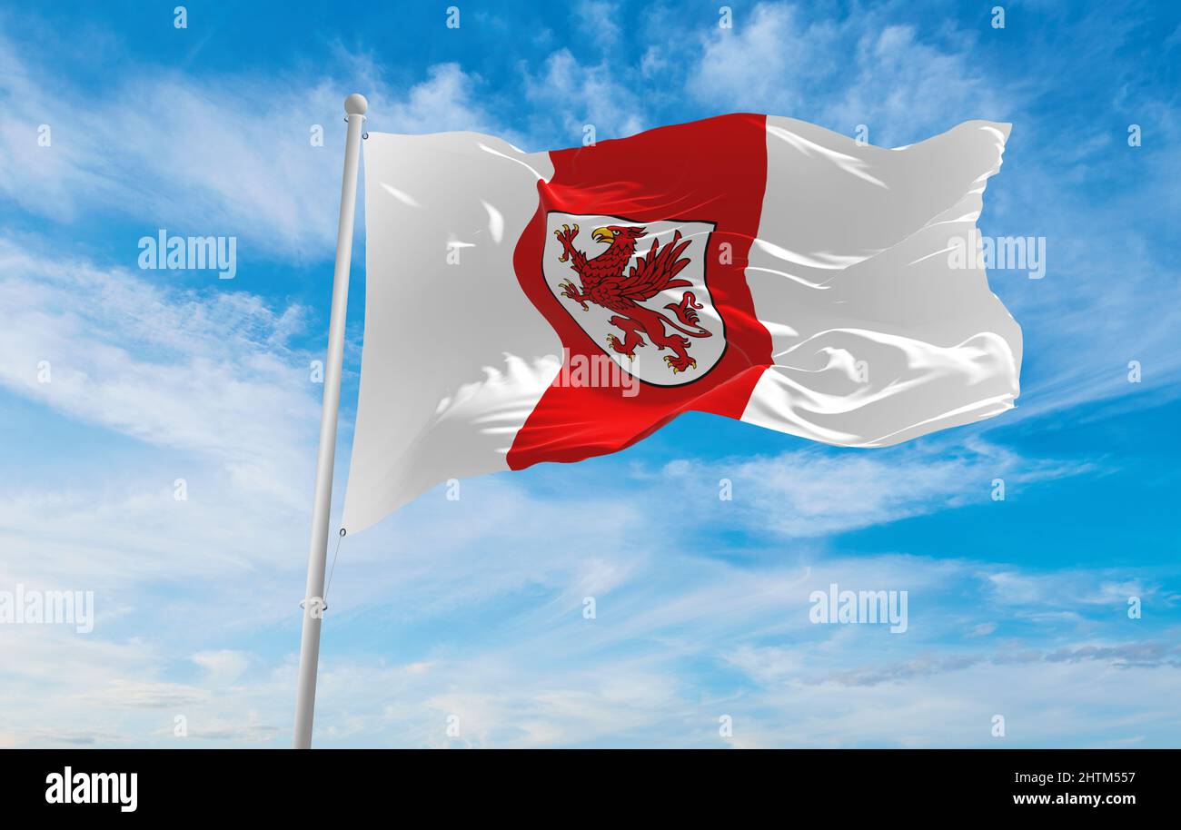 Drapeau de la Poméranie occidentale Voivodeship, wojewodztwo zachodniopomorskie, Pologne à ciel nuageux sur fond de coucher de soleil, vue panoramique. Concept de voyage polonais. Banque D'Images