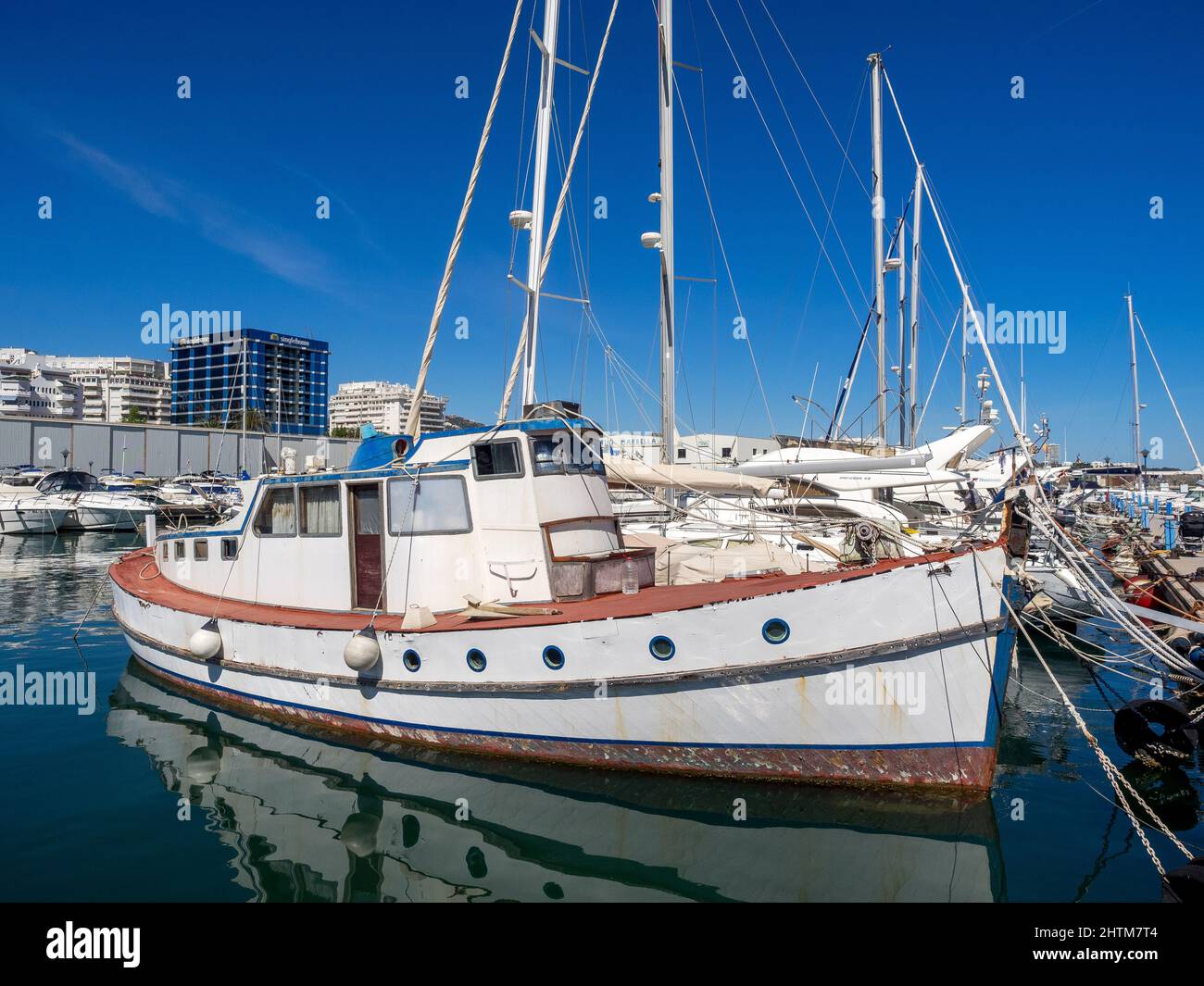 MARBELLA, ANDALOUSIE/ESPAGNE - MAI 4 : Bateaux dans le port de plaisance de Marbella Espagne le 4 mai 2014 Banque D'Images