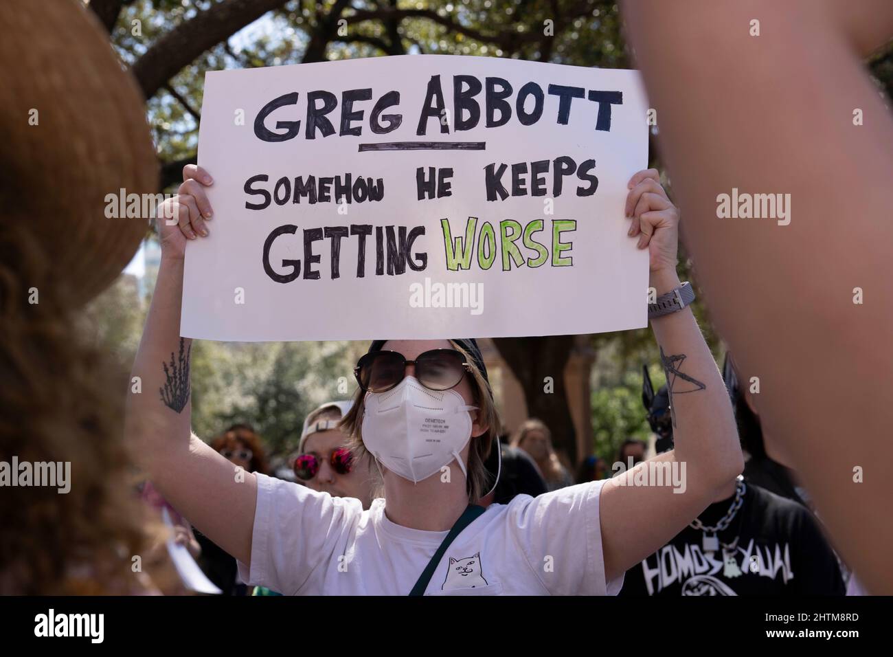 Austin, Texas, États-Unis. 1st mars 2022. Les jeunes transgenres texans, leurs proches et leurs familles se rassemblent au Capitole de l'État d'Austin en dénonçant la directive du gouverneur Greg Abbott aux agences de santé de l'État d'enquêter sur les soins d'affirmation de genre aux jeunes transgenres comme abus d'enfant. Cela arrive après que la législature de l'État ait restreint les écoliers transgenres dans les activités sportives. De nombreux fournisseurs de soins de santé autorisés ont repoussé la directive du gouverneur. (Image de crédit : © Bob Daemmrich/ZUMA Press Wire) Banque D'Images