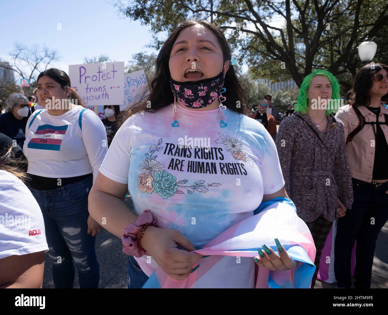 Austin, Texas, États-Unis. 1st mars 2022. Les jeunes transgenres texans, leurs proches et leurs familles se rassemblent au Capitole de l'État d'Austin en dénonçant la directive du gouverneur Greg Abbott aux agences de santé de l'État d'enquêter sur les soins d'affirmation de genre aux jeunes transgenres comme abus d'enfant. Cela arrive après que la législature de l'État ait restreint les écoliers transgenres dans les activités sportives. De nombreux fournisseurs de soins de santé autorisés ont repoussé la directive du gouverneur. (Image de crédit : © Bob Daemmrich/ZUMA Press Wire) Banque D'Images