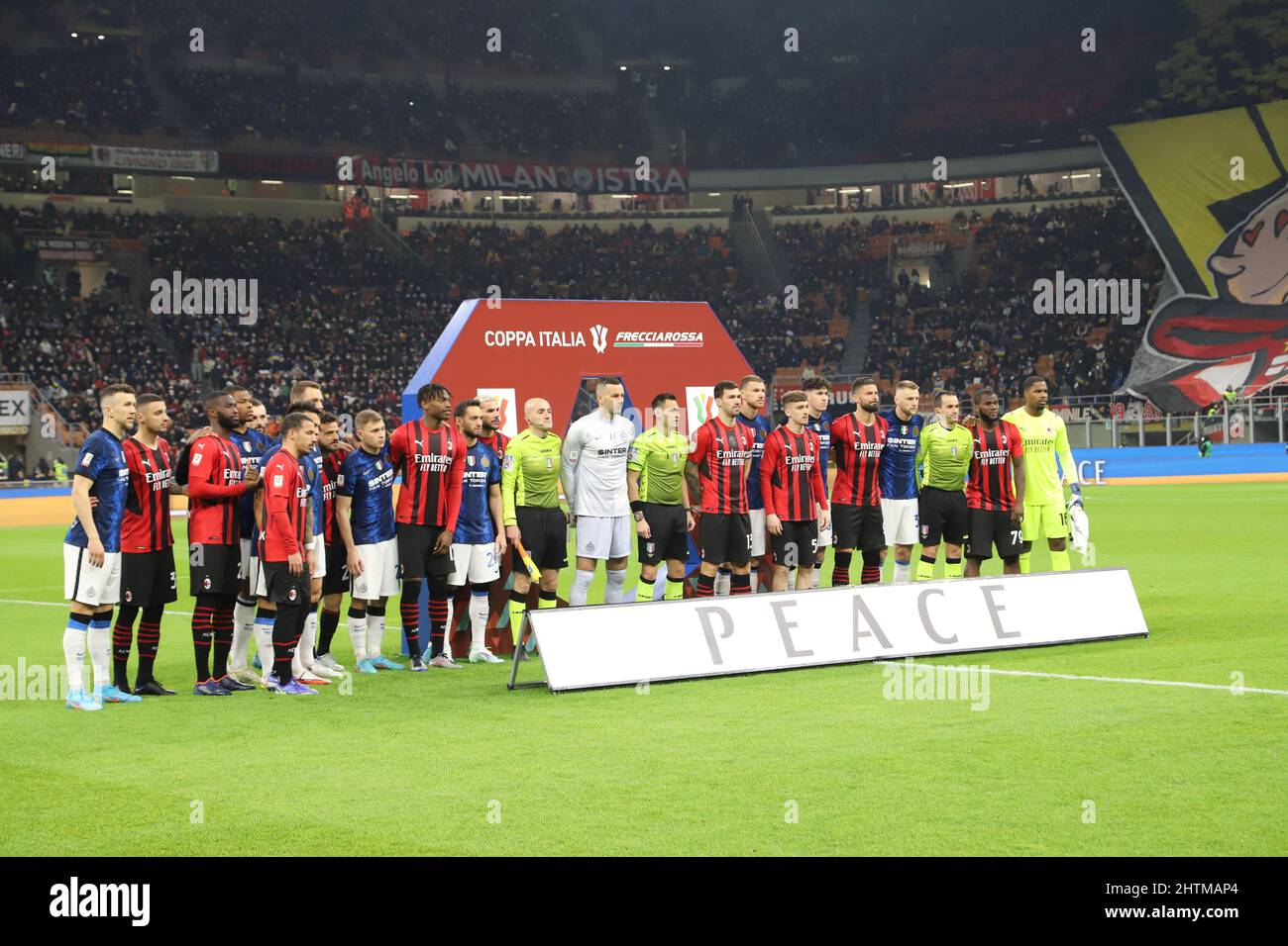 MILAN ITALIE- Mars 1 Stadio G Meazza la paix pendant le match de la coupe d'Italie entre l'AC Milan et le FC Inter au Stadio G. Meazza le 1 2022 mars à Milan, Italie. Credit: Christian Santi/Alay Live News Banque D'Images MILAN ITALIE- Mars 1 Stadio G Meazza la paix pendant le match de la coupe d'Italie entre l'AC Milan et le FC Inter au Stadio G. Meazza le 1 2022 mars à Milan, Italie. Credit: Christian Santi/Alay Live News Banque D'Images