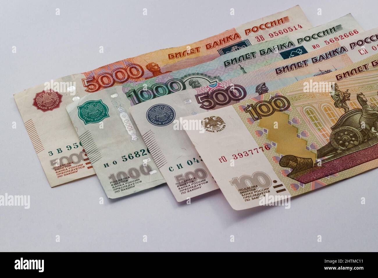 Billets en rouble russes émis par la Banque de Russie. Système financier et économie de la Russie. Système monétaire mondial. Banque D'Images