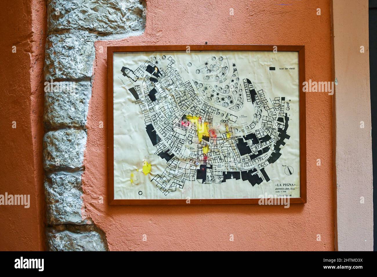 Vue rapprochée d'une carte du quartier médiéval de la Pigna accrochée à un mur dans la vieille ville de Sanremo, Imperia, Ligurie, Italie Banque D'Images