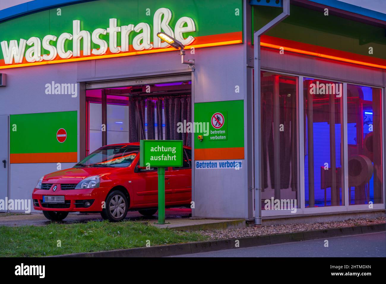 Voiture dans un lavage automatique de voiture, ligne de lavage de voiture, séchage de véhicule après lavage par air chaud comprimé et séchage de chiffons, Banque D'Images