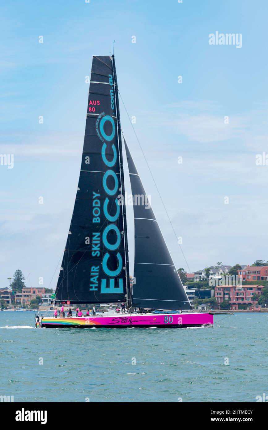 Le yacht de course Botin 80 Stefan Racing (AUS80) manœuvre avant le début de la course de yacht de Sydney à Hobart le 26 décembre 2021 dans le port de Sydney Banque D'Images