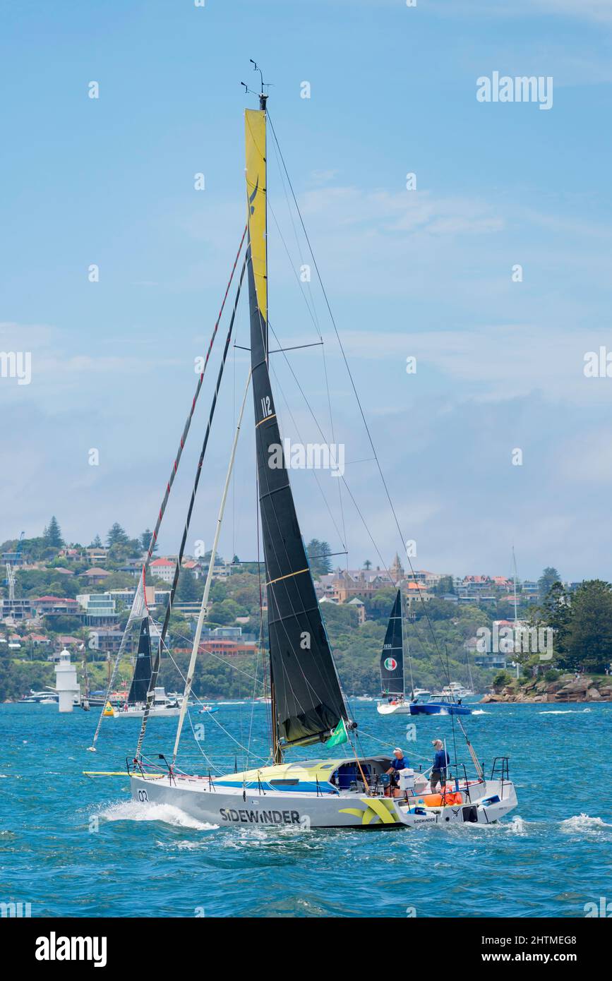Sidewinder, un yacht de course AKILARIA RC2 de classe 40 40ft, vu ici dans le port de Sydney, préparant le début de la course de yacht de Sydney à Hobart Banque D'Images