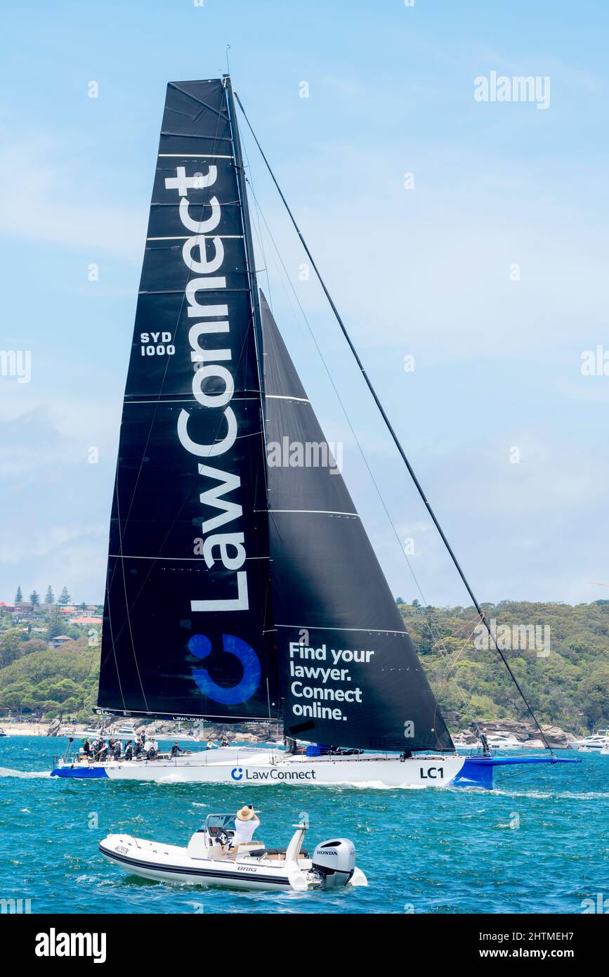 Le yacht Juan-K 100 maxi, LawConnect (Syd1000), qui mandate avant le début de la course de yacht de Sydney à Hobart le 26 décembre 2021 dans le port de Sydney Banque D'Images