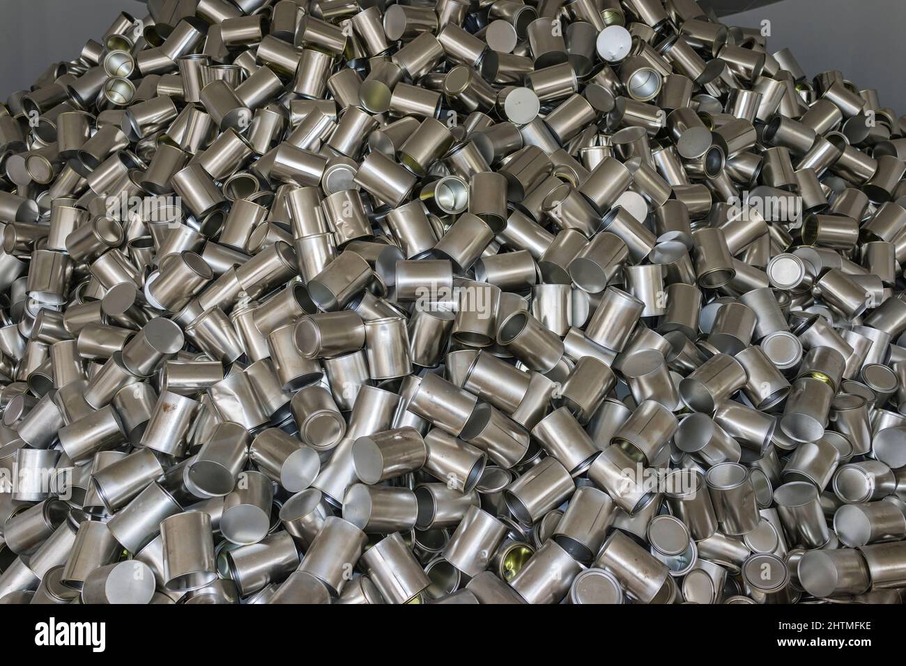 Milan, Italie - 1 octobre 2015 : Expo Milano 2015. Pile de canettes dans le Pavillon de la Corée symbolisant le gaspillage des ressources alimentaires et des ordures Banque D'Images
