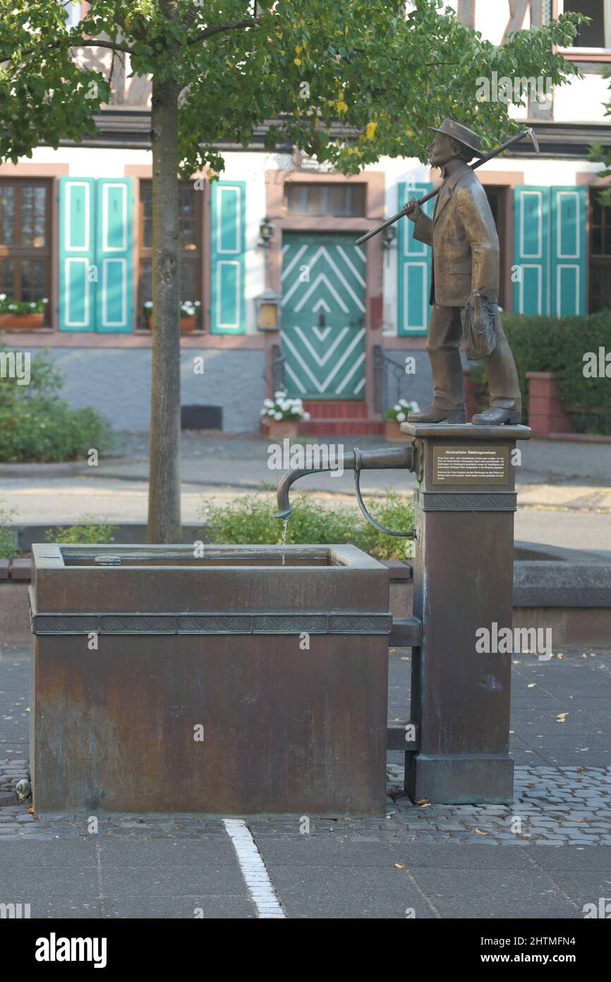 Vignerons à col montant sur la place du marché, Martinsthal, Rheingau, Hesse, Allemagne Banque D'Images