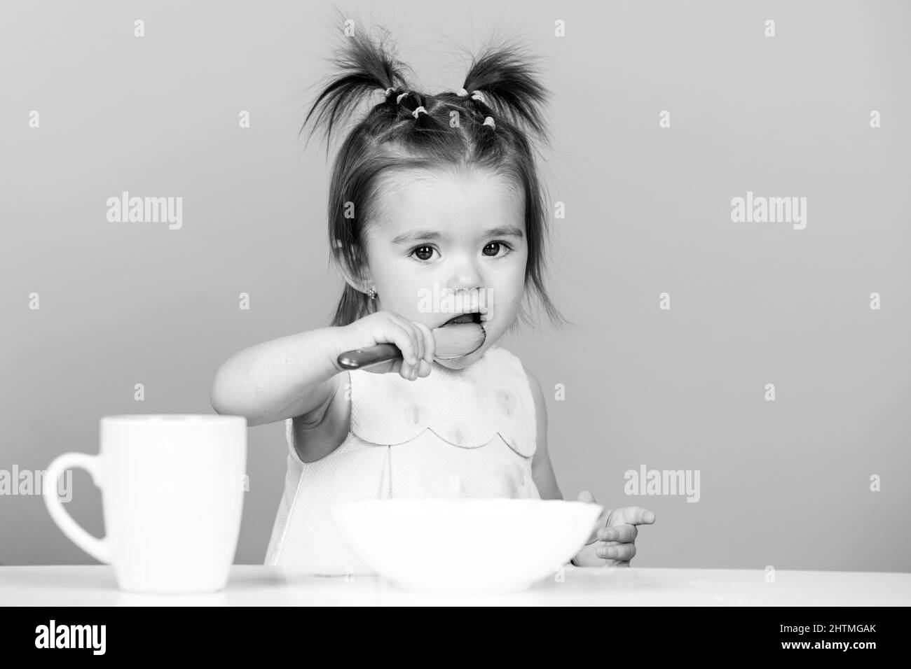 De La Nourriture Mignonne Pour Bebe Des Bebes Qui Mangent Bebe Fille Heureux Avec Cuillere Mange Lui Meme Photo Stock Alamy