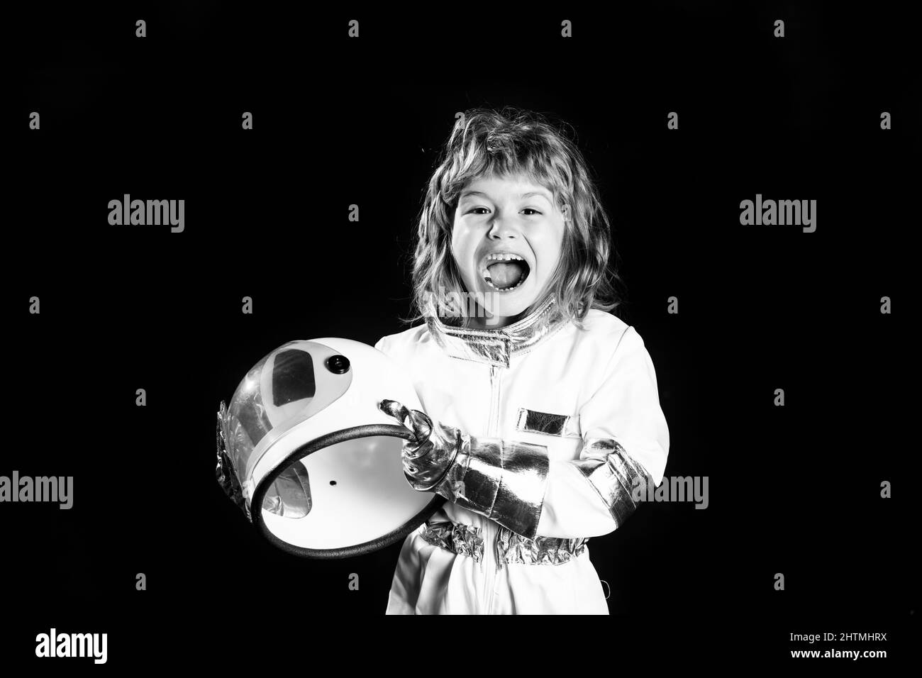Espace enfants cosmonaute concept.Portrait d'un petit garçon positif excité portant un casque avec joie.Arrière-plan isolé avec espace de copie. Banque D'Images