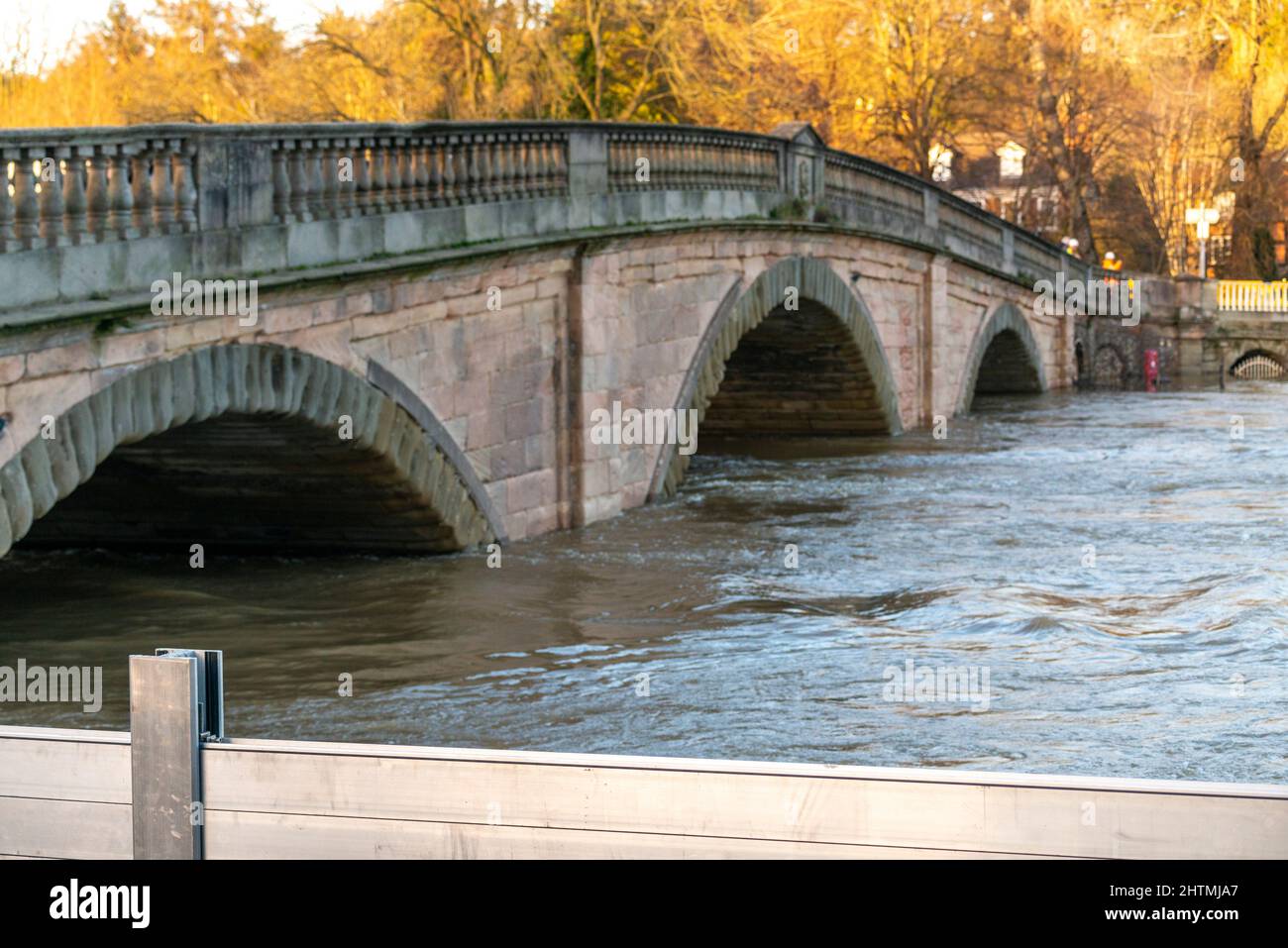 Le pont Bewdley et au-delà, les niveaux d'eau de rivière très élevés, les longues étendues d'écrans de défense en métal et les barrières d'inondation sont érigées des deux côtés de la riv Banque D'Images