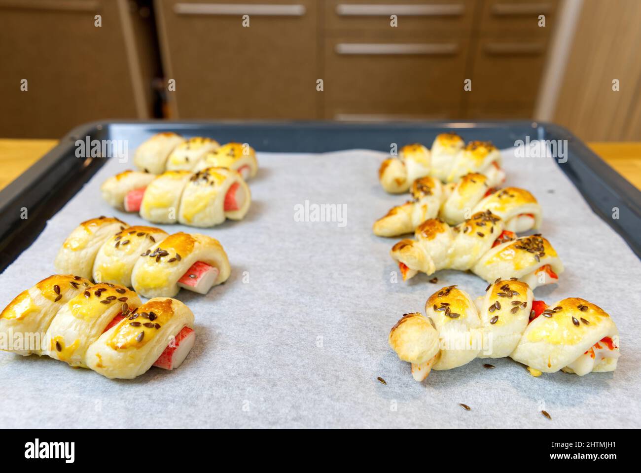 Bâtonnets de crabe surimi dans une pâte feuilletée prête à manger. Banque D'Images