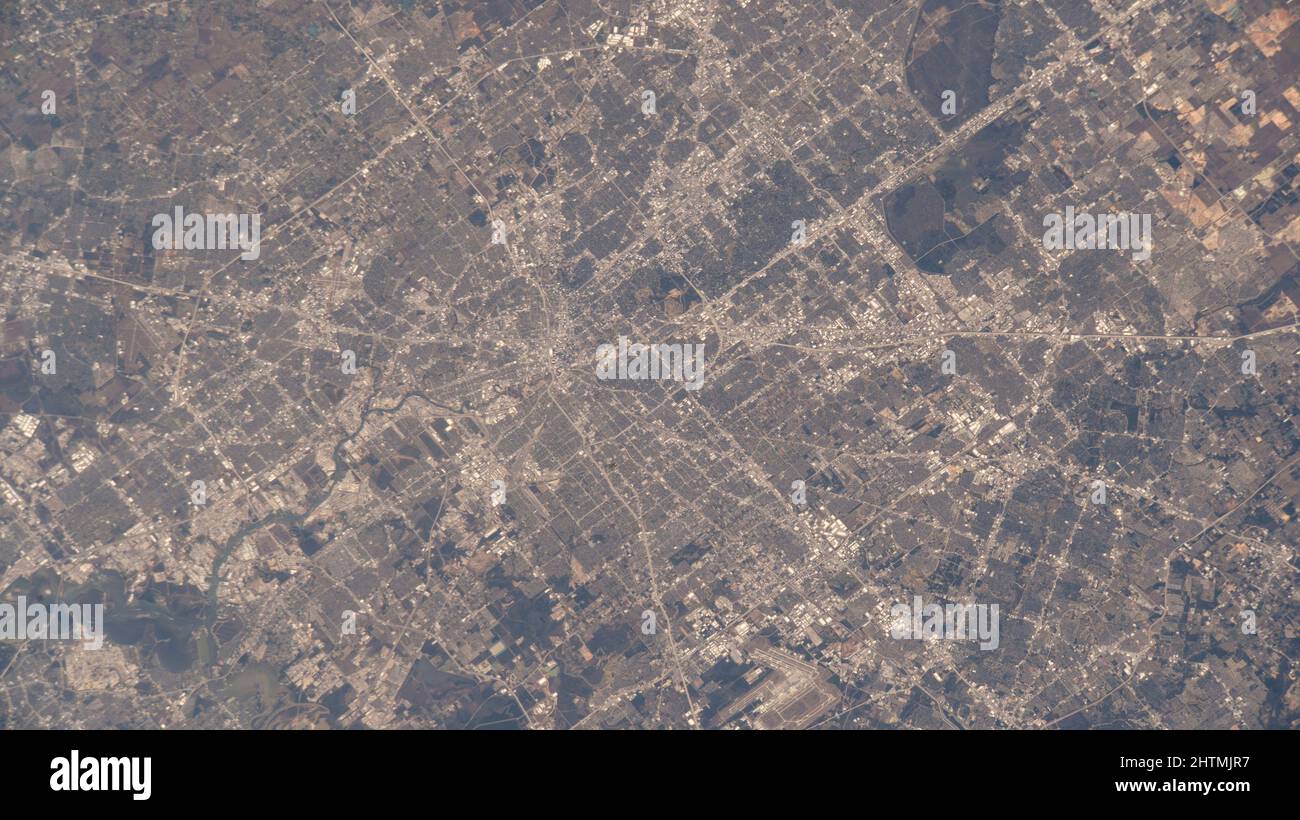 Station spatiale internationale, ORBITE TERRESTRE. 17 février 2022. Houston, Texas, est photographié sur cette photo au-dessus de la tête de la Station spatiale internationale, alors qu'elle était en orbite à 258 kilomètres au-dessus. L'orientation, de haut en bas, va du sud-est au nord-ouest, le 17 février 2022 de Earth Orbit. Banque D'Images