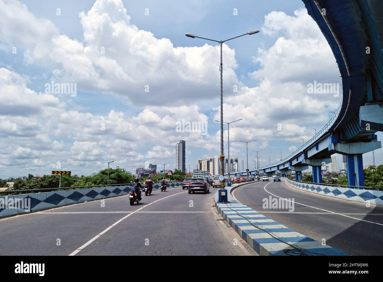 Circulation urbaine avec des immeubles de haute hauteur avec horizon et un pont sur le côté en Inde Banque D'Images